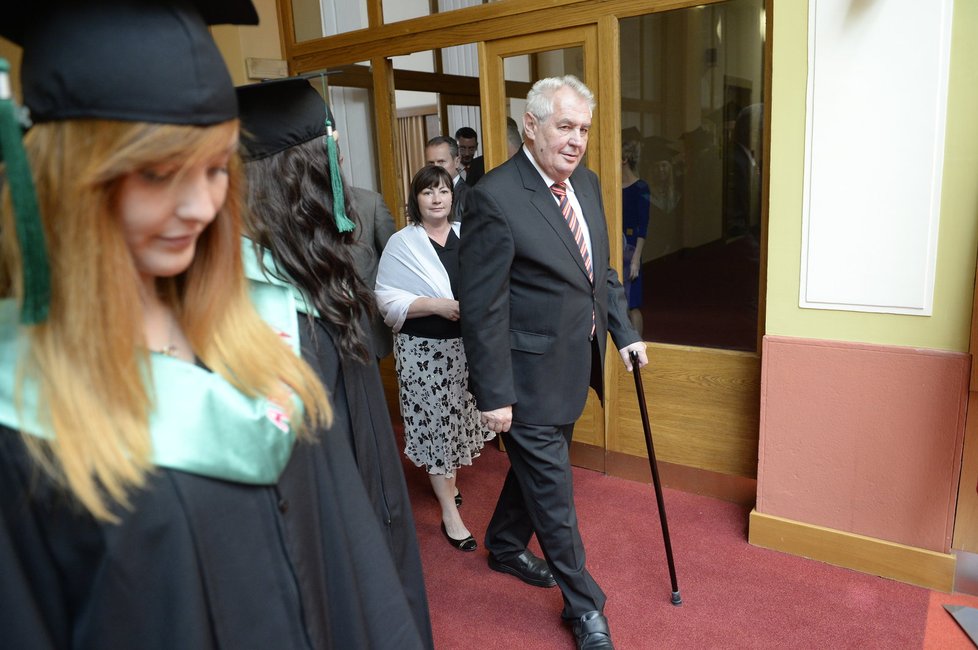 Miloš Zeman o hůlce a s první dámou Ivanou v závěsu přichází do velkého sálu pražského Magistrátu