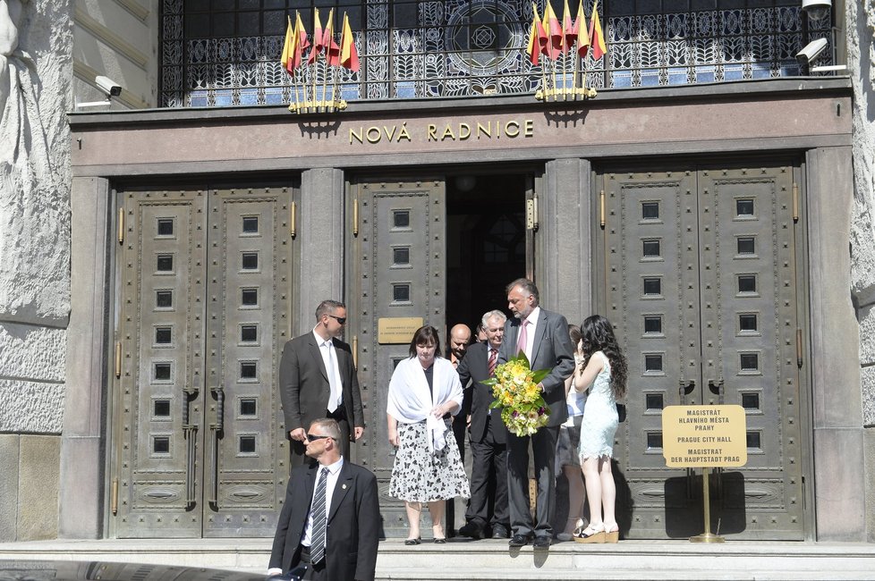 A je po všem: Zemanovi opouští magistrát, Kate úspěšně dostudovala.