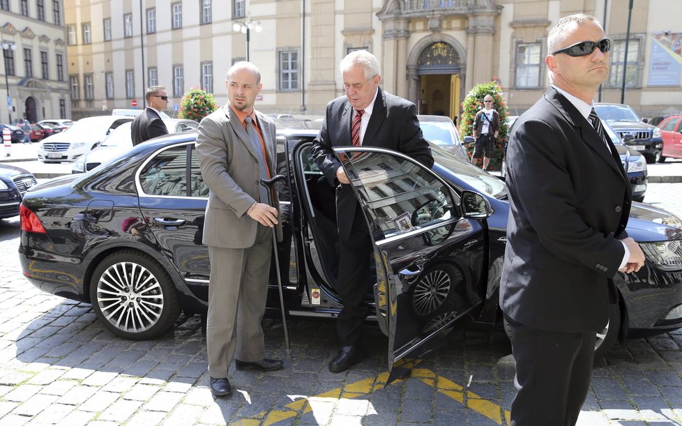 Miloš Zeman přijíždí na Magistrát hlavního města Prahy, kde se uskutečnilo slavnostní předání vysvědčení jeho dceři.