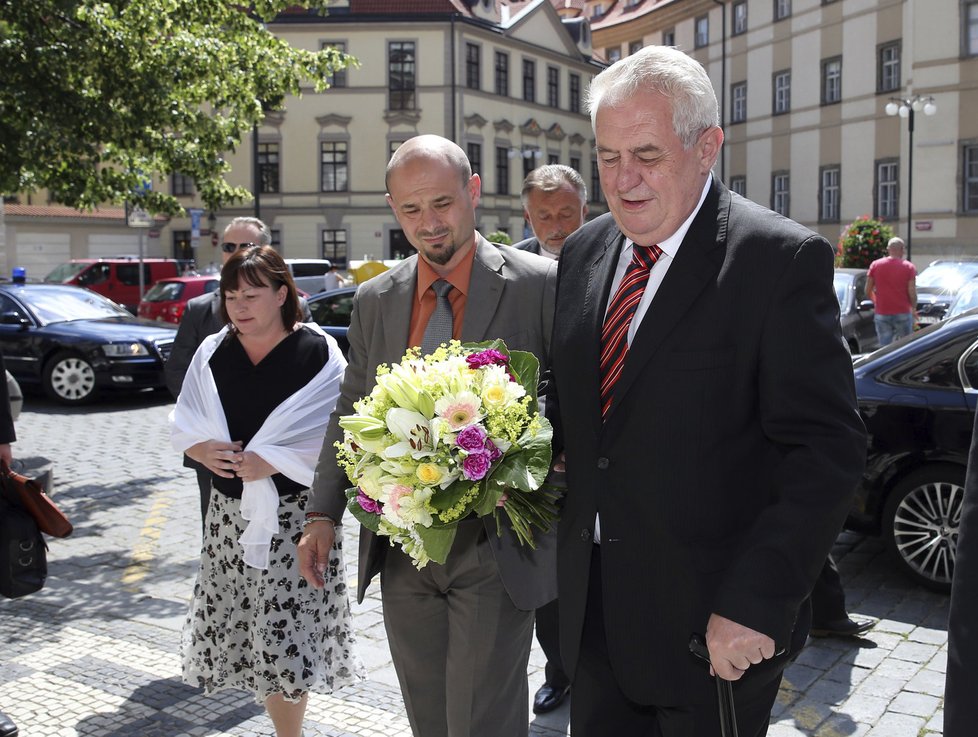 Miloš Zeman s kytičkou pro dceru Kateřinu