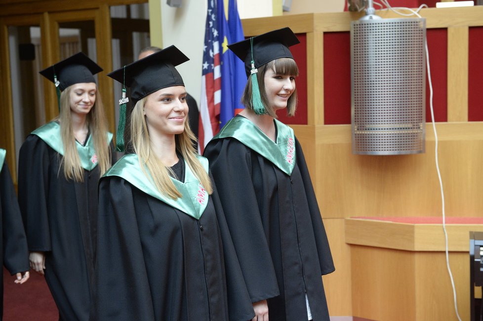 Kateřina Zemanová spolu s dalšími úspěšnými studenty z maturitního ročníku anglicko-českého gymnázia Amazon