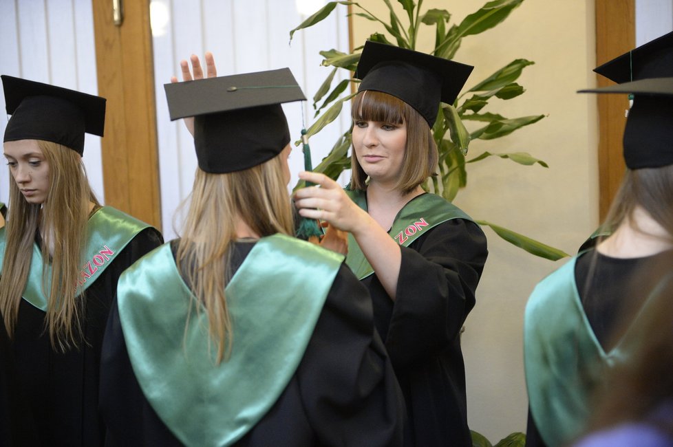 Kateřina Zemanová u maturity upravuje čtvercový klobouček své spolužačce