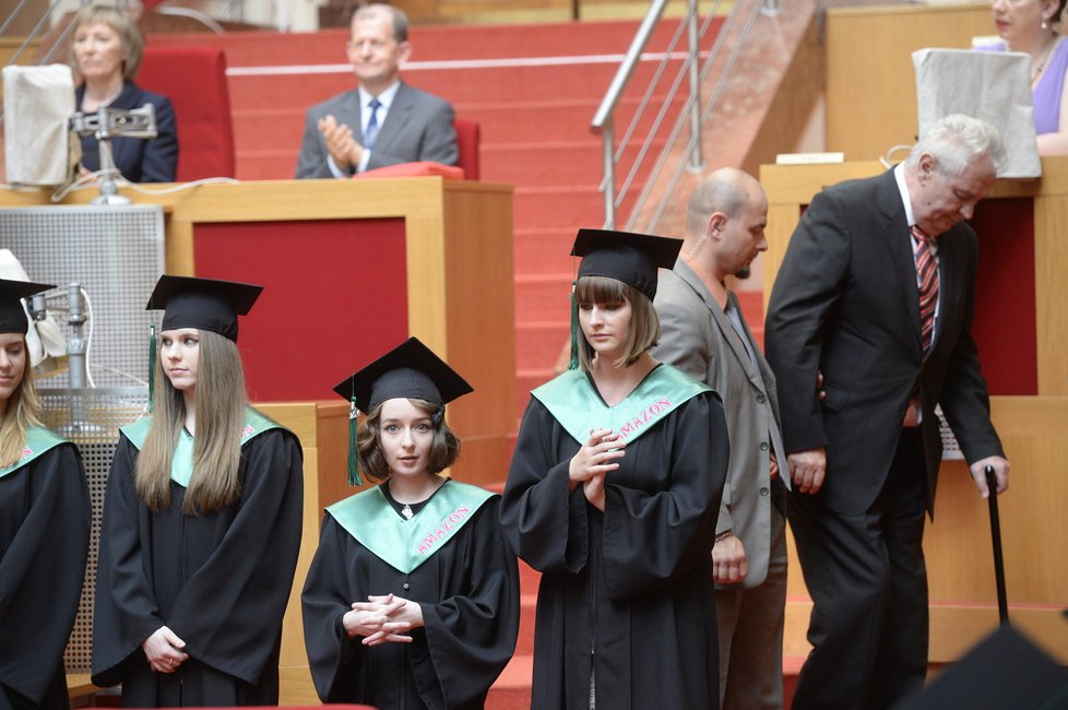 Miloš Zeman vyráží pogratulovat své dceři Kateřině k úspěchu při maturitě.