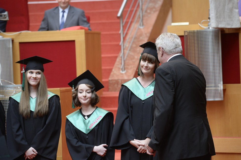 Miloš Zeman gratuluje úspěšné maturantce – své dceři Kateřině.