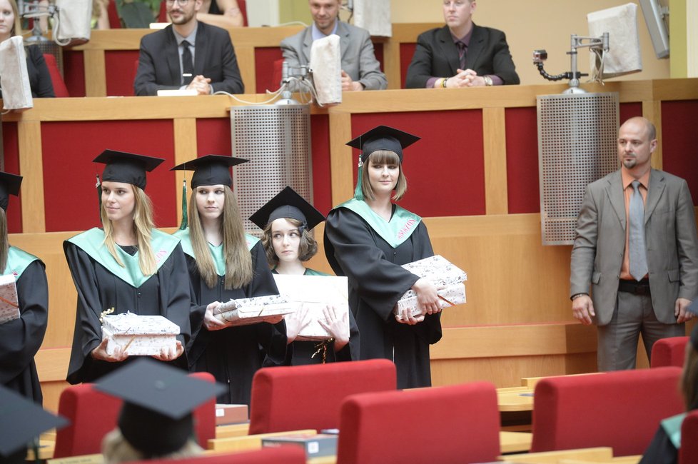 Kateřina Zemanová byla mezi studenty, kteří absolvovali s vyznamenáním.