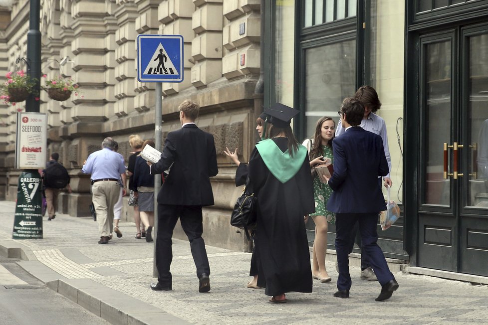 Kateřina Zemanová s kamarády: Po předání maturitního vysvědčení se z centra přesunuli směrem k Pražskému hradu