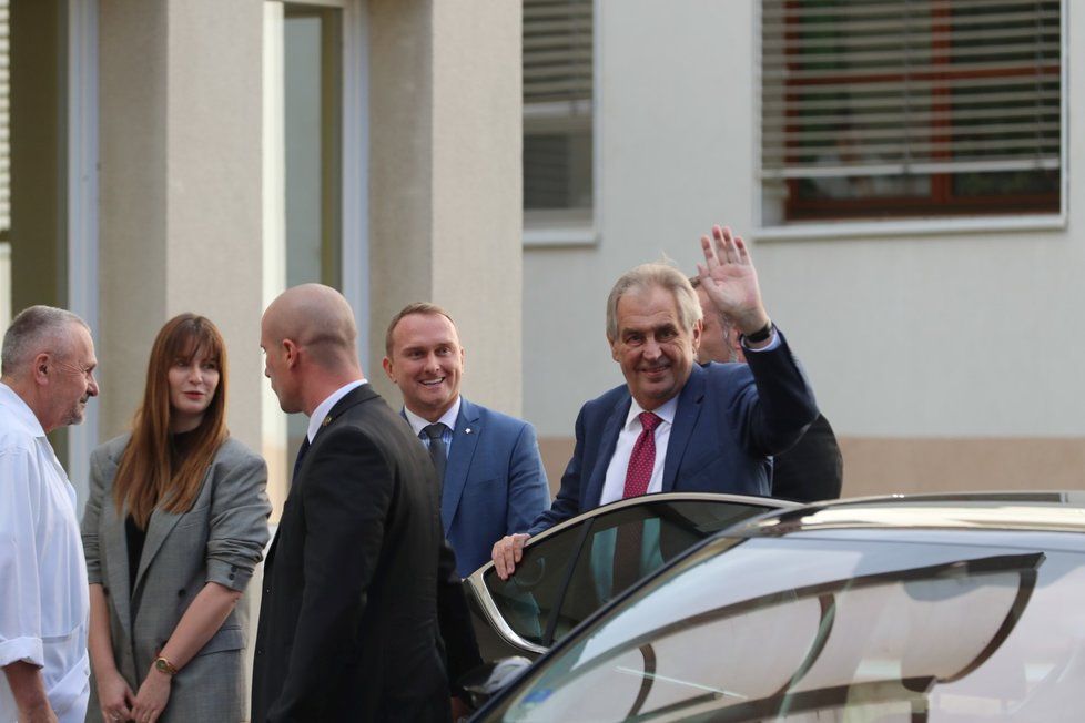 Miloš Zeman nastoupil 17. 10. 2019 znovu do nemocnice. Na čtyři dny. Doprovodila ho dcera Kateřina.
