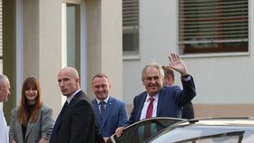 Miloš Zeman nastoupil 17.10.2019 znovu do nemocnice. Na čtyři dny. Doprovodila ho dcera Kateřina