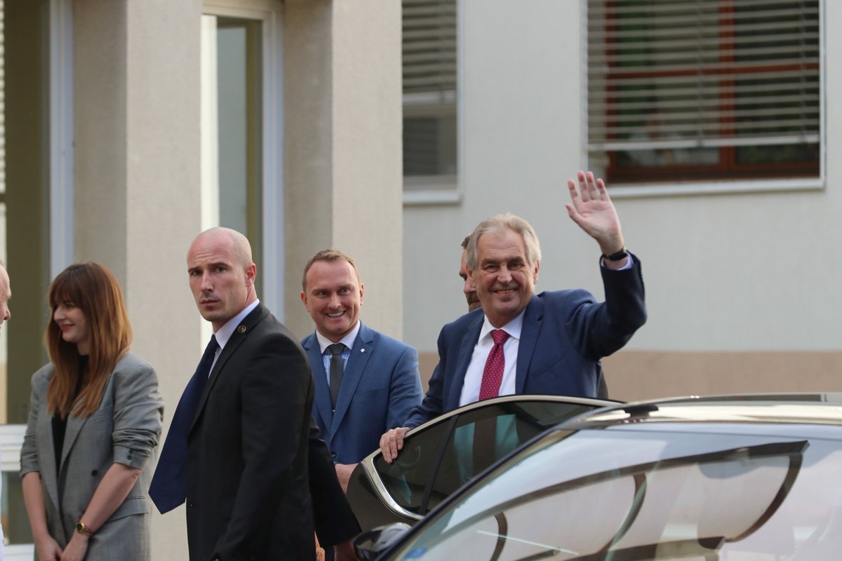 Miloš Zeman nastoupil 17.10.2019 znovu do nemocnice. Na čtyři dny. Doprovodila ho dcera Kateřina