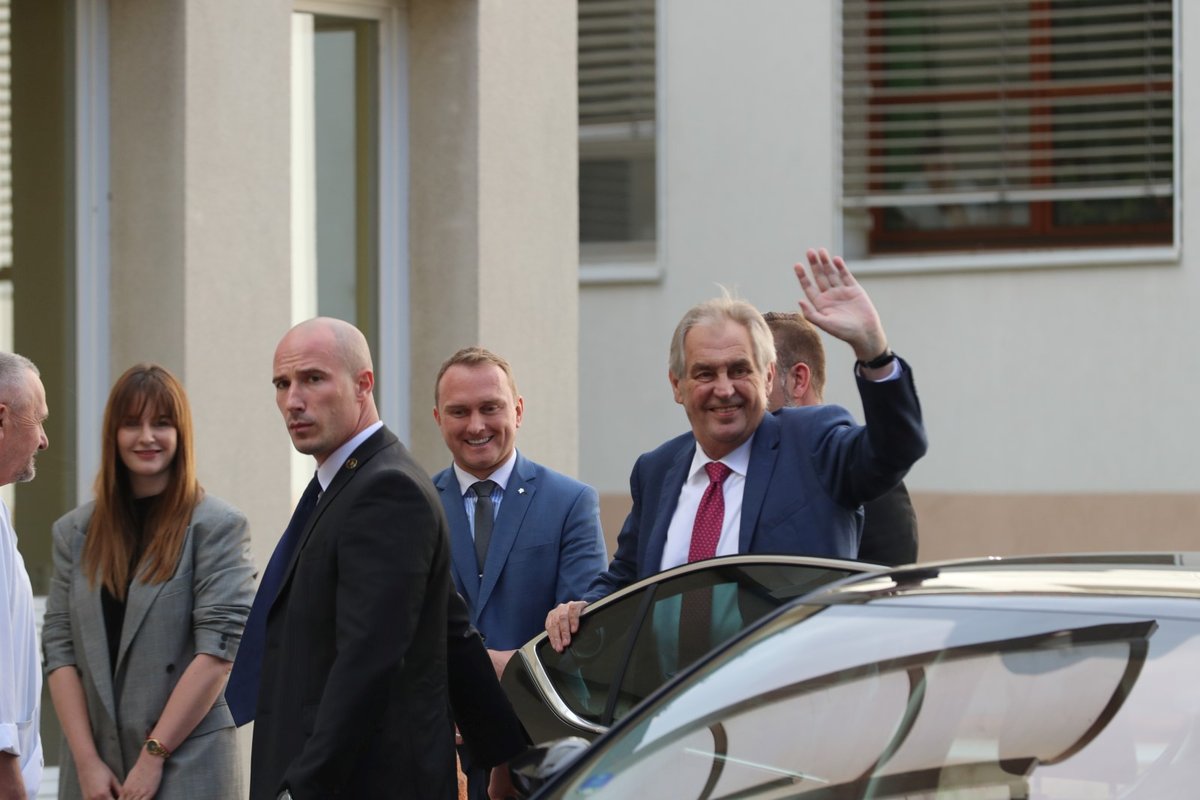 Miloš Zeman nastoupil 17.10.2019 znovu do nemocnice. Na čtyři dny. Doprovodila ho dcera Kateřina