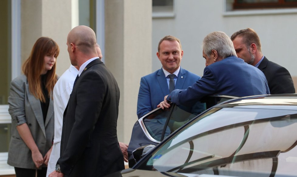 Miloš Zeman nastoupil 17. 10. 2019 znovu do nemocnice. Na čtyři dny. Doprovodila ho dcera Kateřina
