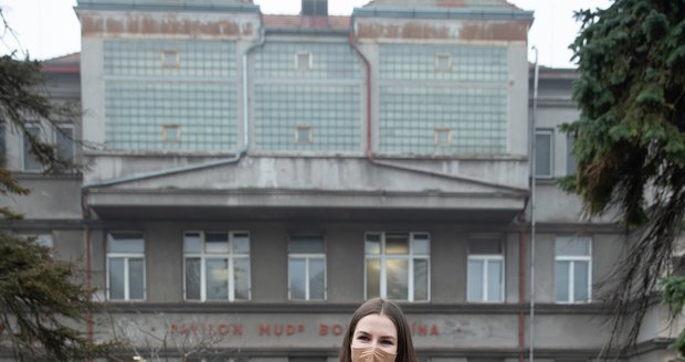 Kateřina Zemanová během předání darů zdravotníkům Nemocnice Na Bulovce (25.2.2021)