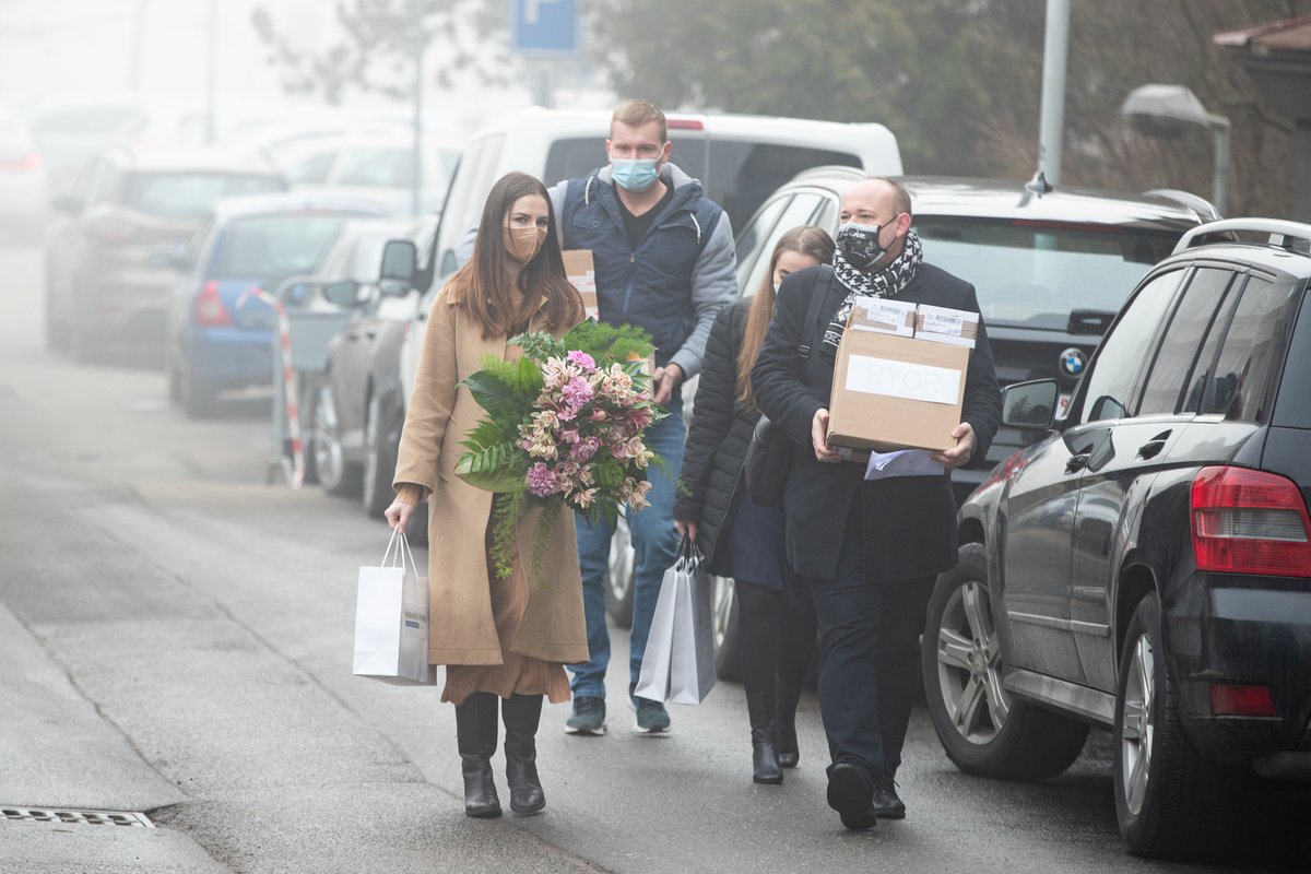 Předání darů zdravotníkům z Nadačního fondu prezidenta Miloše Zemana za účasti Kateřiny Zemanové (25.2.2021)