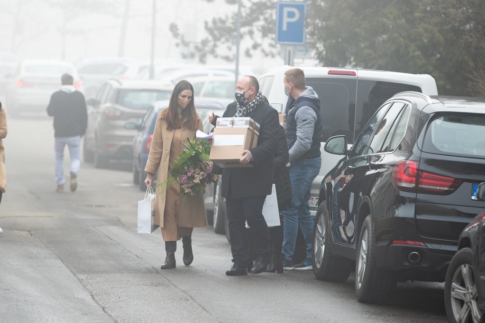 Předání darů zdravotníkům z Nadačního fondu prezidenta Miloše Zemana za účasti Kateřiny Zemanové (25.2.2021)