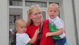 Kateřina Zemanová osobně předala Nadačnímu fondu Axon šek v hodnotě 164 000 Kč čtyřem matkám samoživitelkám. Nadační fond Miloše Zemana se rozhodl výjimečně rozšířit svoji působnost o ty, které zasáhla koronavirová krize. (8. 7. 2020)