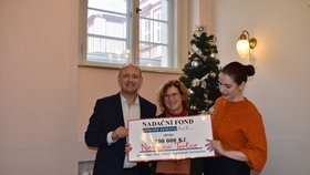 Prezidentova dcera Kateřina Zemanová přijela do teplické nemocnice předat šek zdravotníkům (16.12.2022).