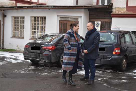 Prezidentova dcera Kateřina Zemanová přijela do teplické nemocnice předat šek zdravotníkům (16. 12. 2022).