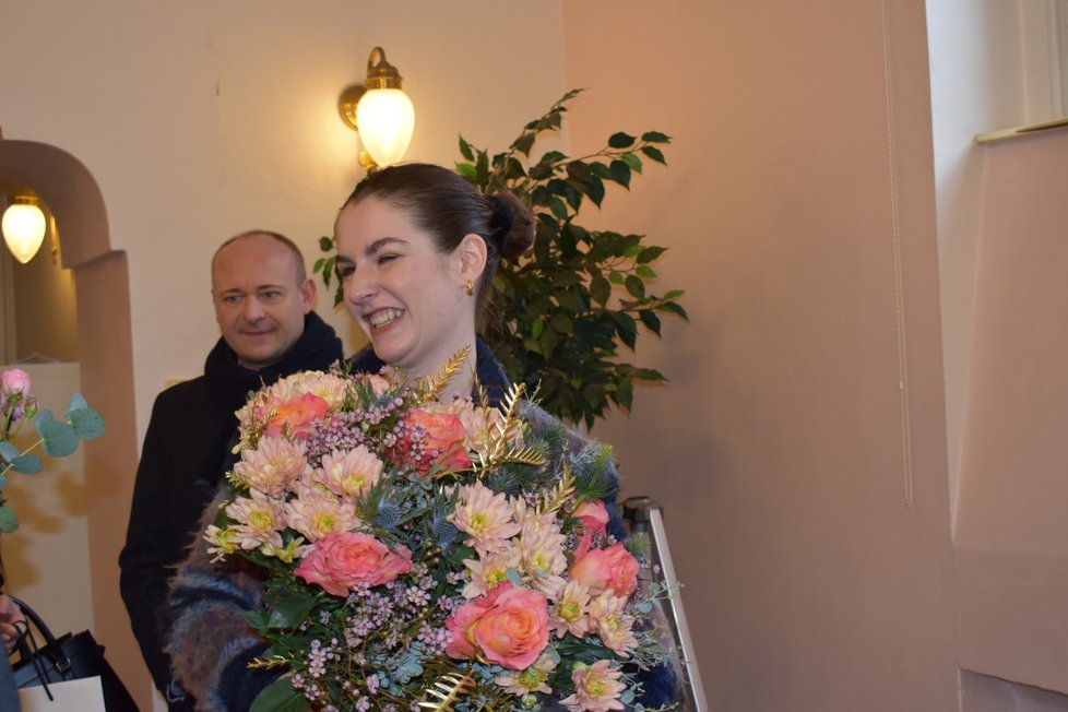 Prezidentova dcera Kateřina Zemanová přijela do teplické nemocnice předat šek zdravotníkům (16.12.2022)