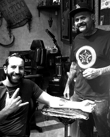 Josh v tetovacím salonu