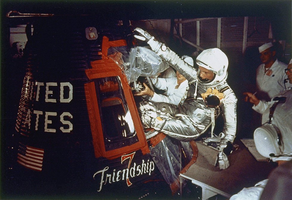 Astronaut John Glenn nastupuje do modulu Friendship.