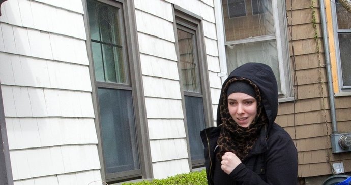 Katherine Russell (24) s hidžábem na hlavě se nyní sama musí starat o dceru