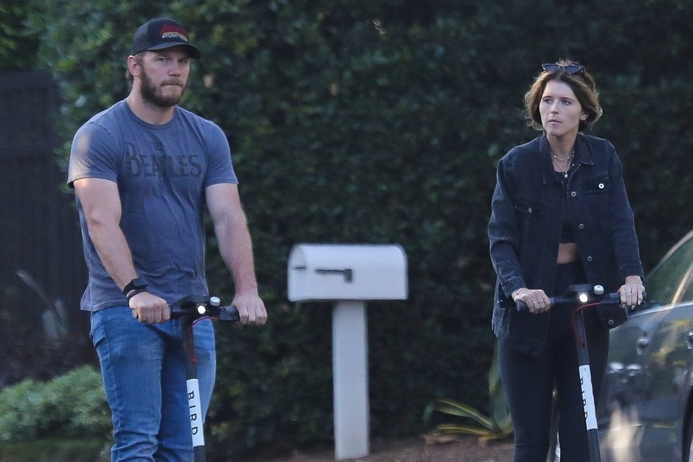 Katherine Schwarzenegger a Chris Pratt na koloběžkách