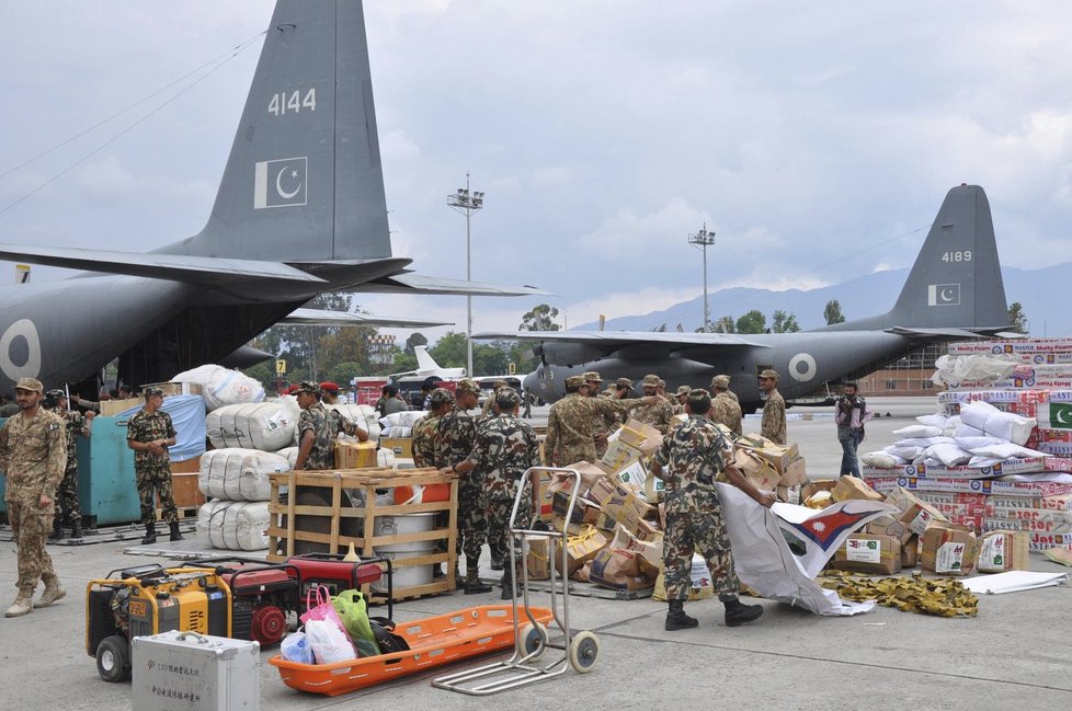 Humanitární pomoc je záchranou pro Nepál.