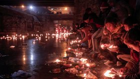Nepálci slaví Bala Chaturdashi v Káthmándú