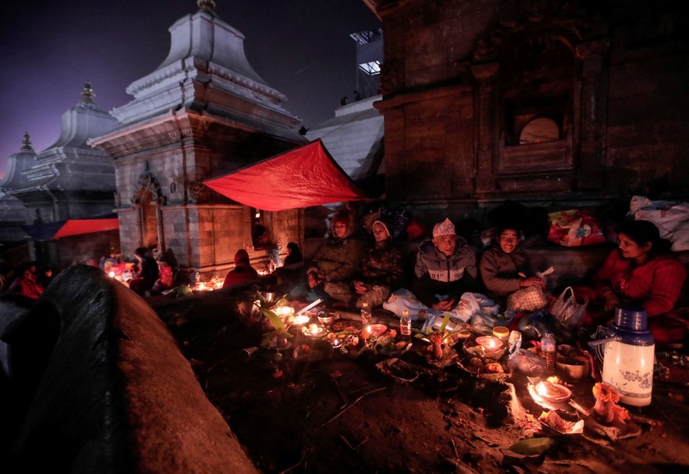 Nepálci slaví Bala Chaturdashi v Káthmándú