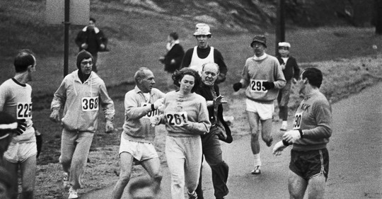 Útoky mužů, neoficiální maraton i půvabné snímky z dob, kdy byly běžecké závody žen v plenkách