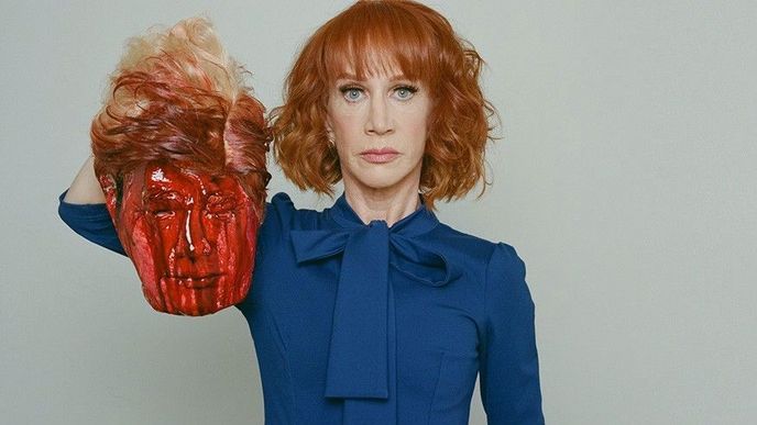 Kathy Griffinová pźuje s falešnou useknutou hlavou Donalda Trumpa
