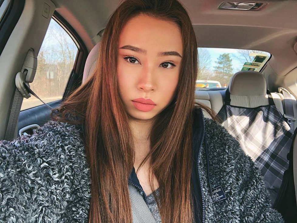 Miss Michigan, modelka Kathy Zhuová přišla o svou korunku kvůli rasistickým výrokům na sociálních sítích.