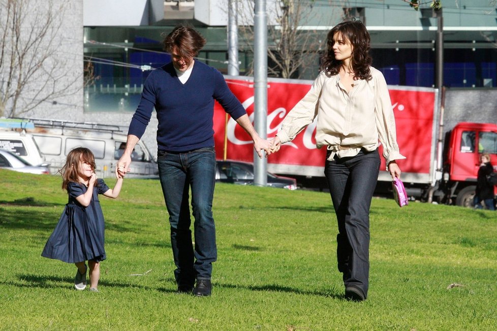 Katie Holmes s bývalým manželem Tomem Cruisem a dcerou Suri (r. 2009)