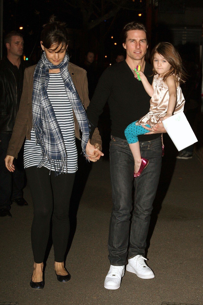 Katie Holmes s bývalým manželem Tomem Cruisem a dcerou Suri (r. 2009)