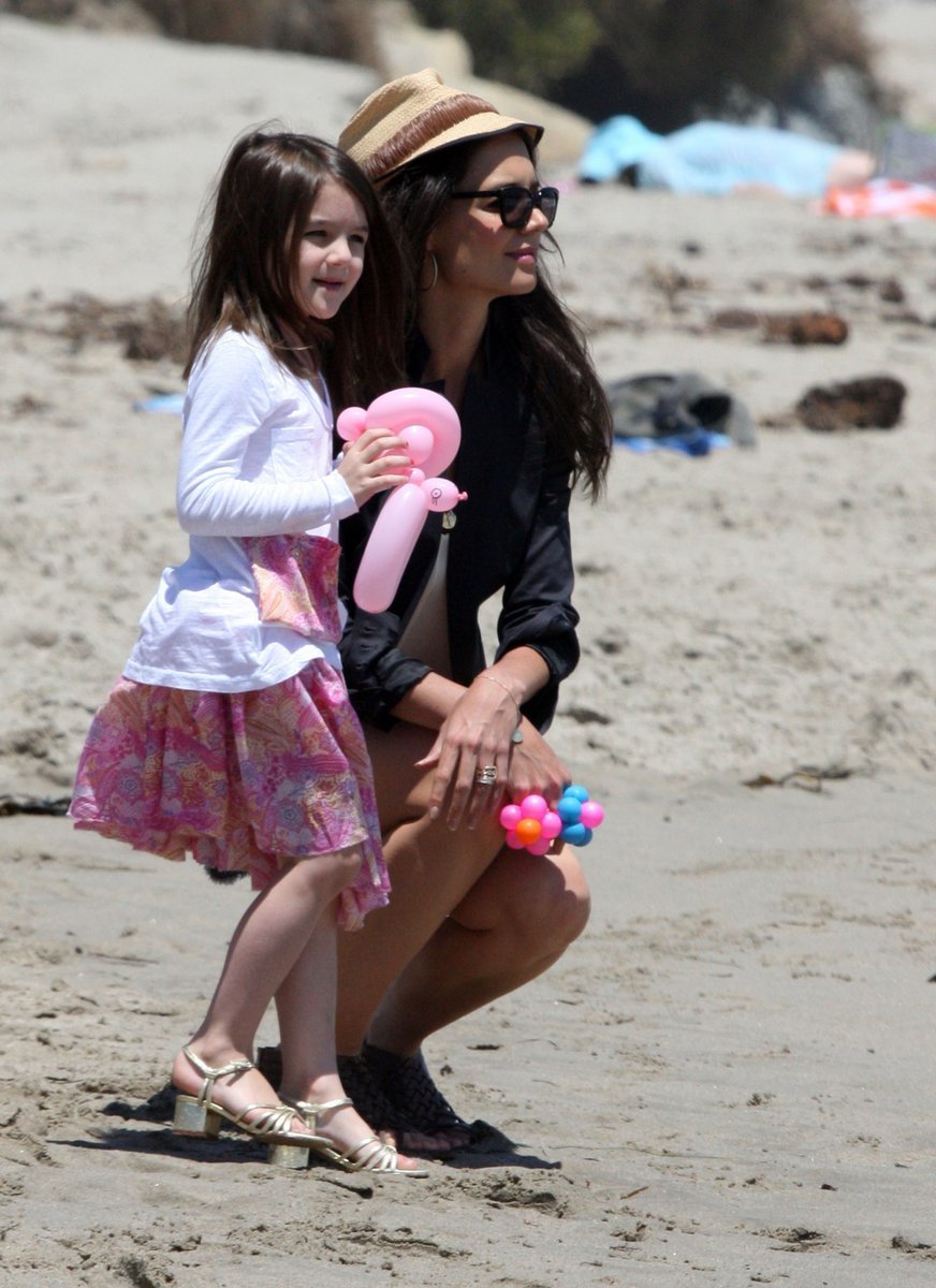 Katie Holmes s dcerou Suri mají svůj styl i na pláži