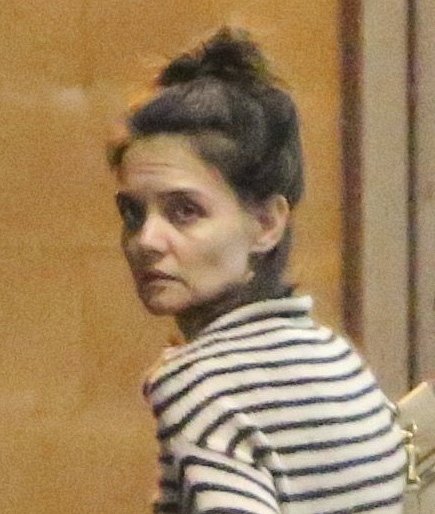 Katie Holmes vypadá ztrhaně a vyčerpaně.