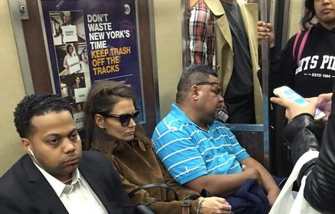 Exmanželka Cruise Katie Holmes vyzkoušela metro: Ukázkově kyselý obličej!