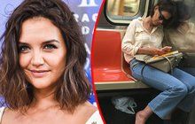 Katie Holmes je skromná hvězda:  Má půl miliardy, ale jezdí metrem