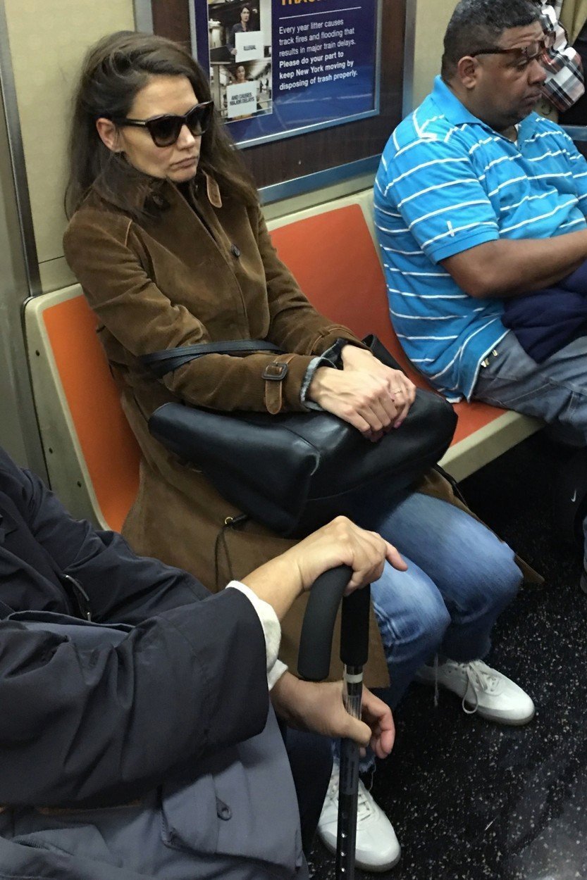 Katie Holmes v newyorském metru.