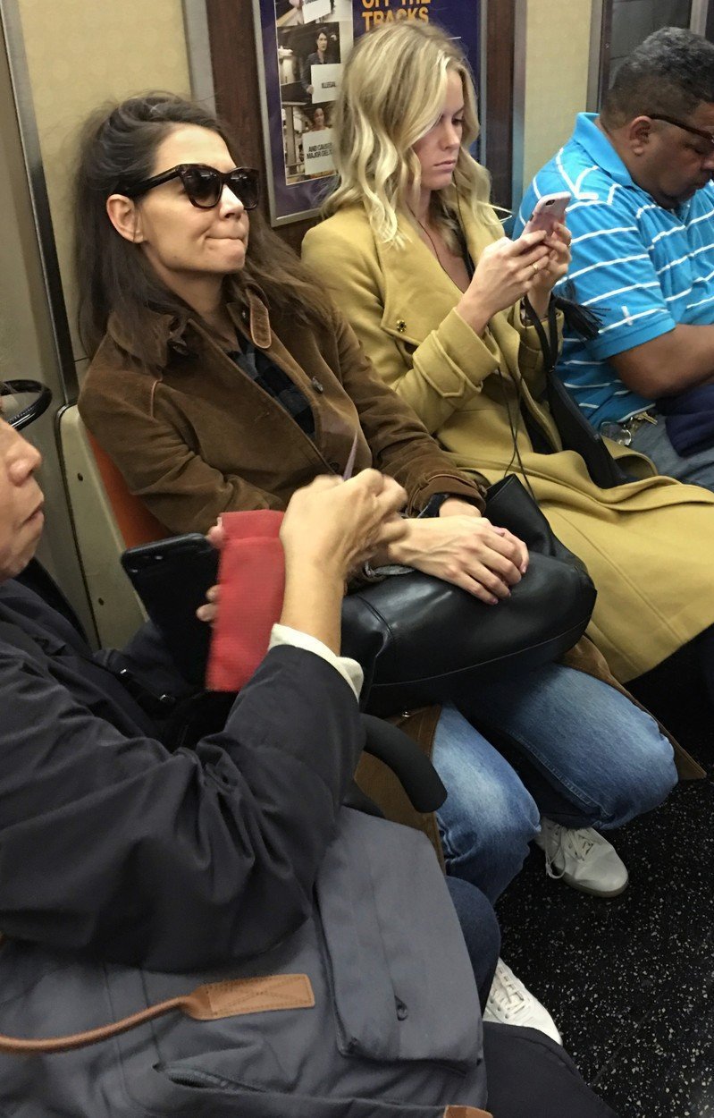 Katie Holmes v newyorském metru.