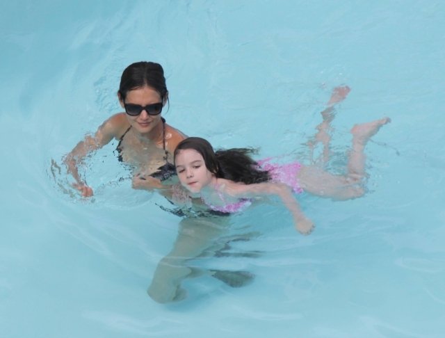 Katie na dovolené s dcerou Suri a manželem Tomem Cruisem v Miami