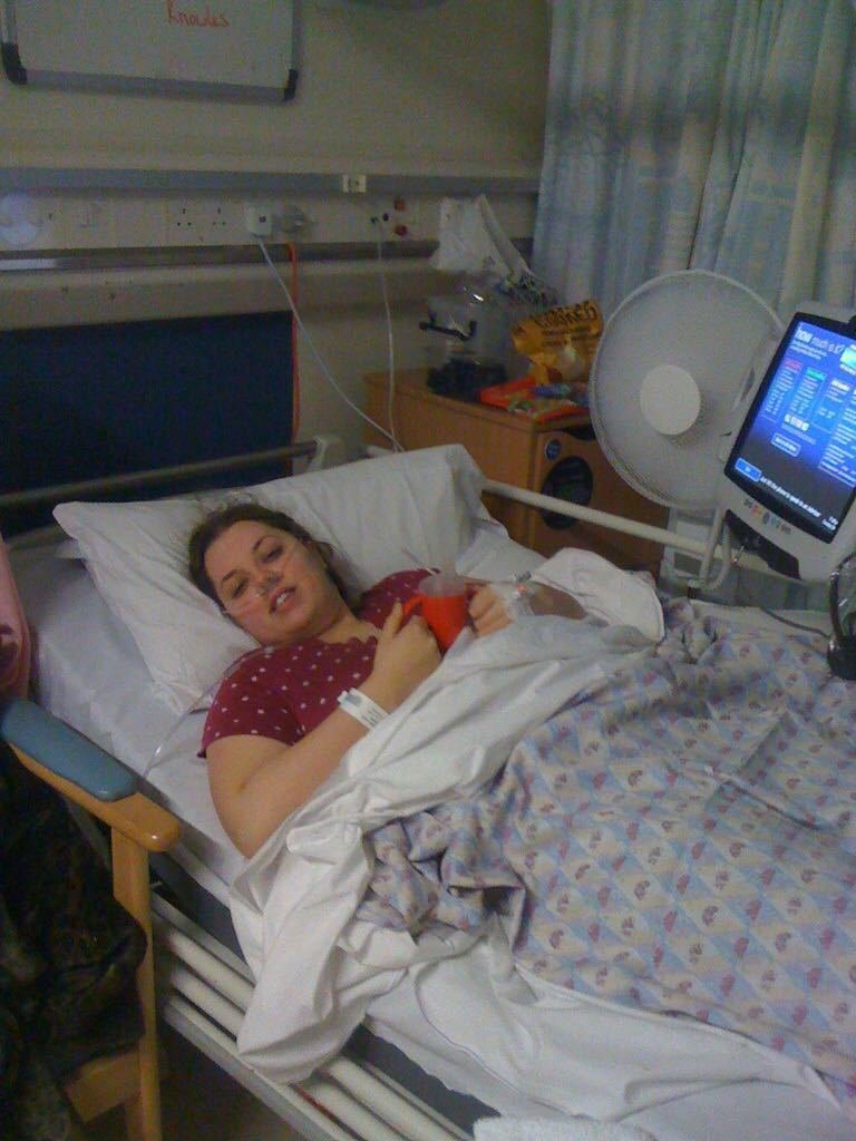Katie Knowles ve 20 letech prodělala operaci, po které skončila paralyzovaná.