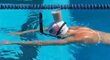 Katie Ledecká na videu ukázala svůj trick, při kterém přeplavala bazén se sklenicí mléka na hlavě