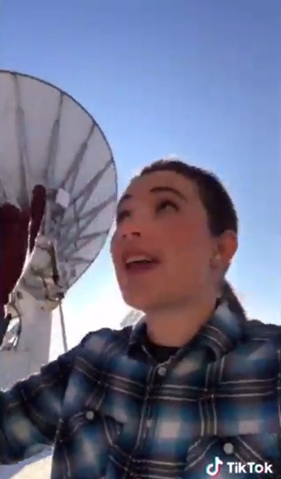 Katie Nicolaou varuje diváky jejího videa před pojídáním rampouchů. Jsou v nich ptačí hovínka, říká.