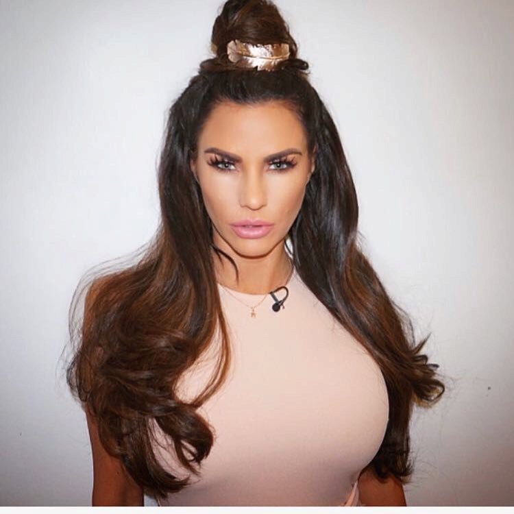 Katie Price si nechala prsa upravit už nejméně devětkrát, momentálně má velikost 70D.