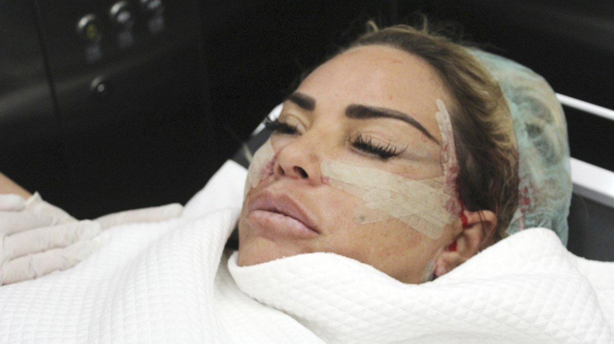 Katie Price na sále.