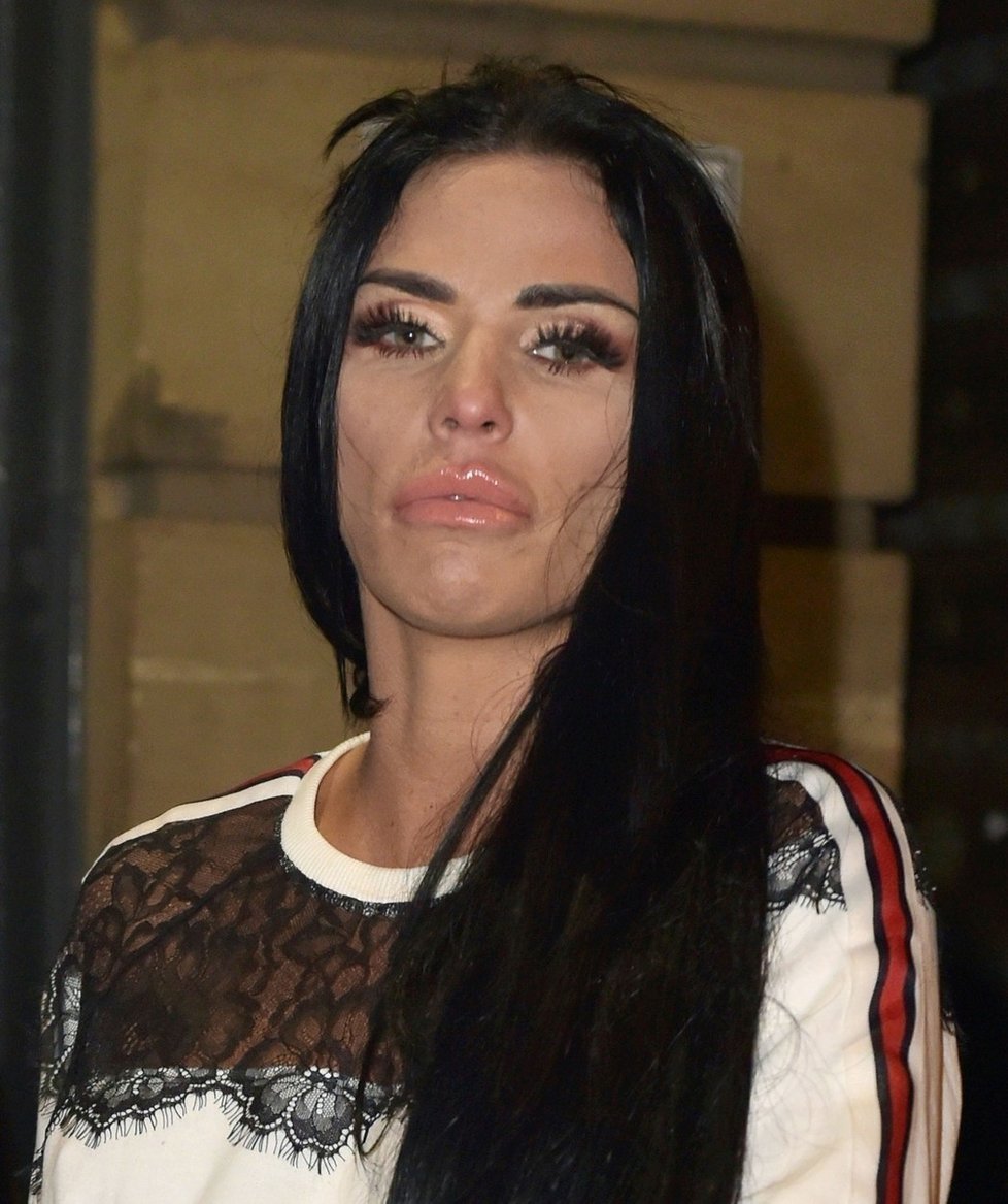 Plastické operace Katie Price neudělaly krásnější, naopak.