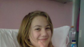Katka Říhová (11) z Velin na Pardubicku před třemi lety v první den léčby v nemocnici.