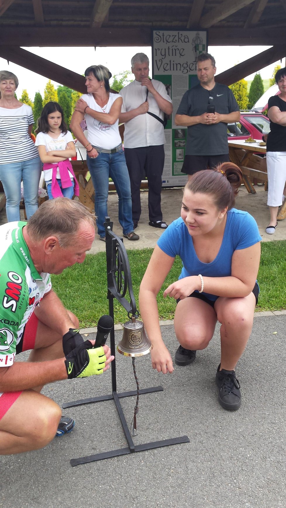 Katka Říhová (14) se pere s rakovinou mízních uzlin. Uzdravující se školačka spolu s rodinou přišla přivítat své přátele cyklisty ke kostelíku ve Velinách na Pardubicku.