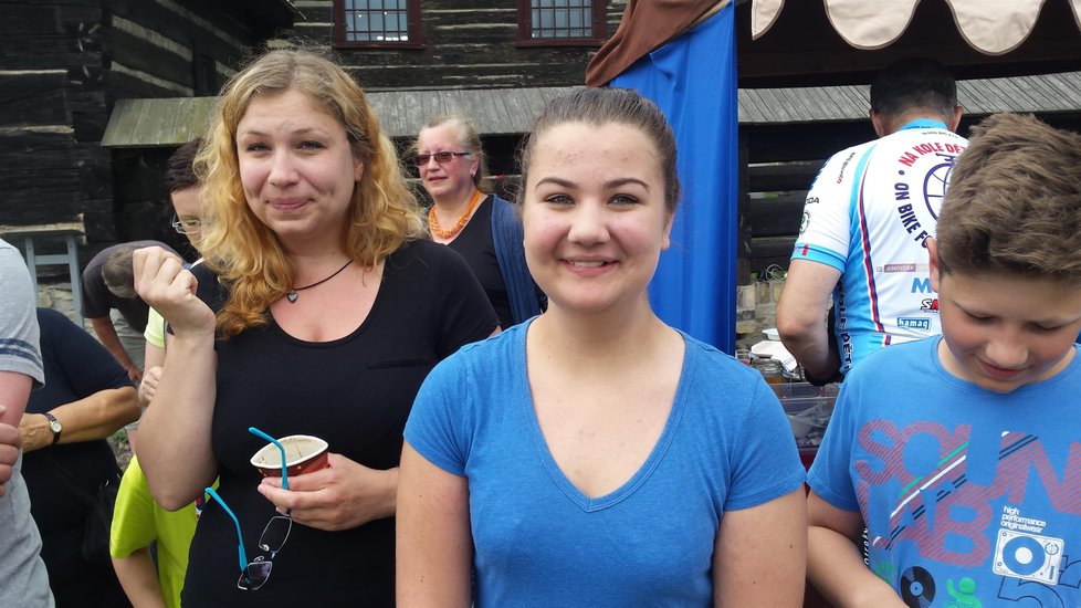 Katka Říhová (14) se pere s rakovinou mízních uzlin. Uzdravující se školačka spolu s rodinou přišla přivítat své přátele cyklisty ke kostelíku ve Velinách na Pardubicku.